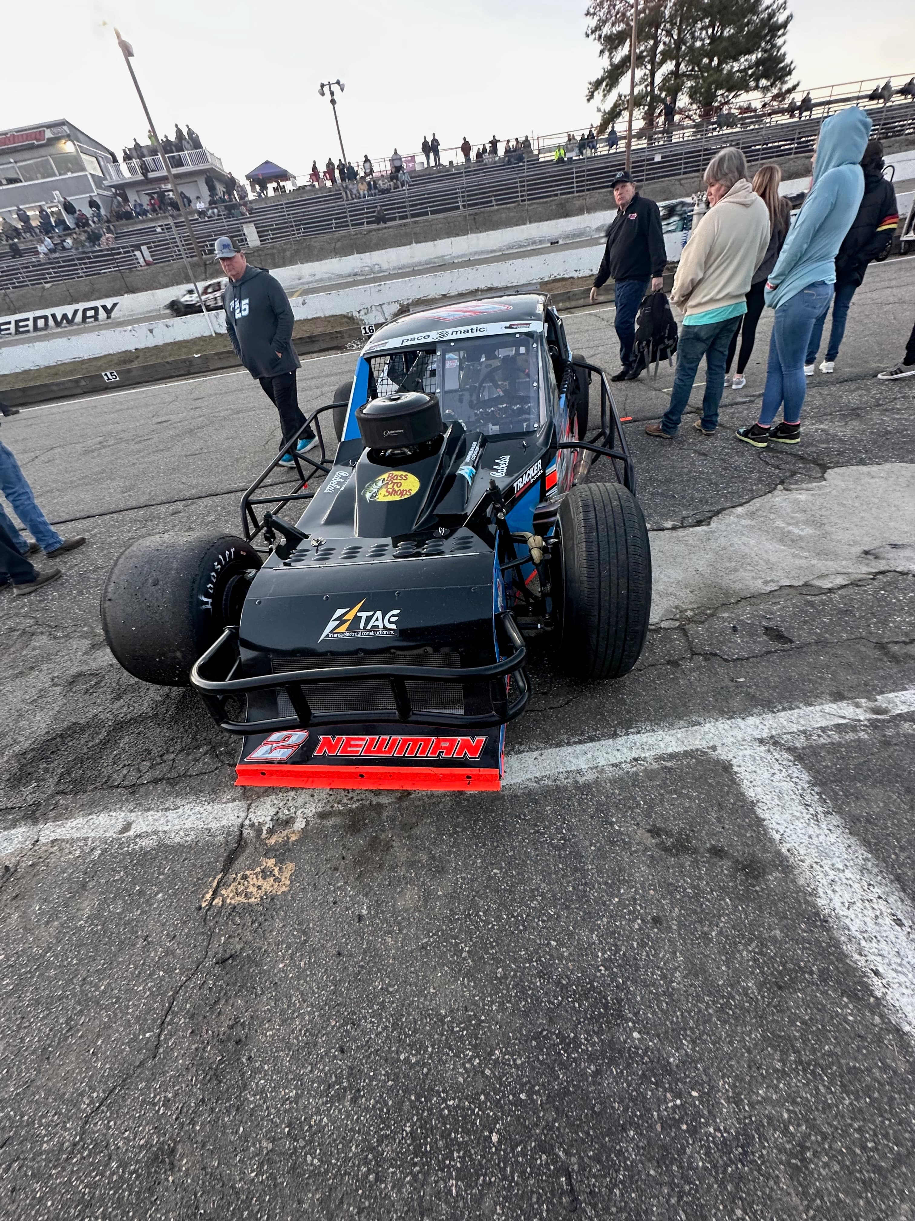 Team behind the #2 modified at pit lane